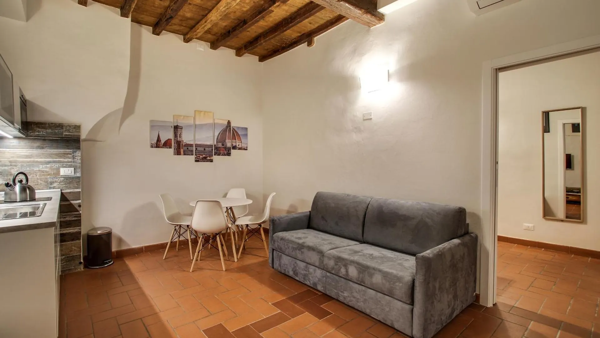 Pilastri Apartment Near Santa Croce Florence