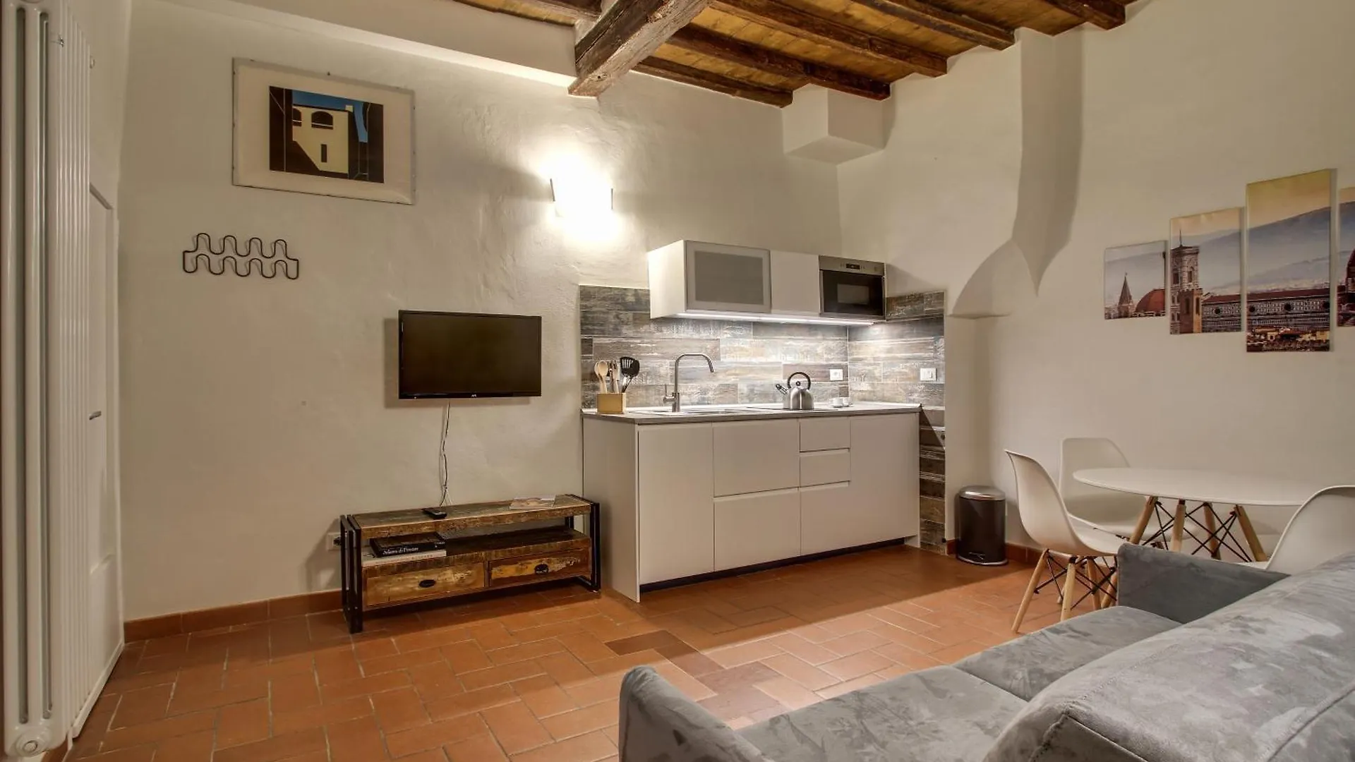 Pilastri Apartment Near Santa Croce Florence