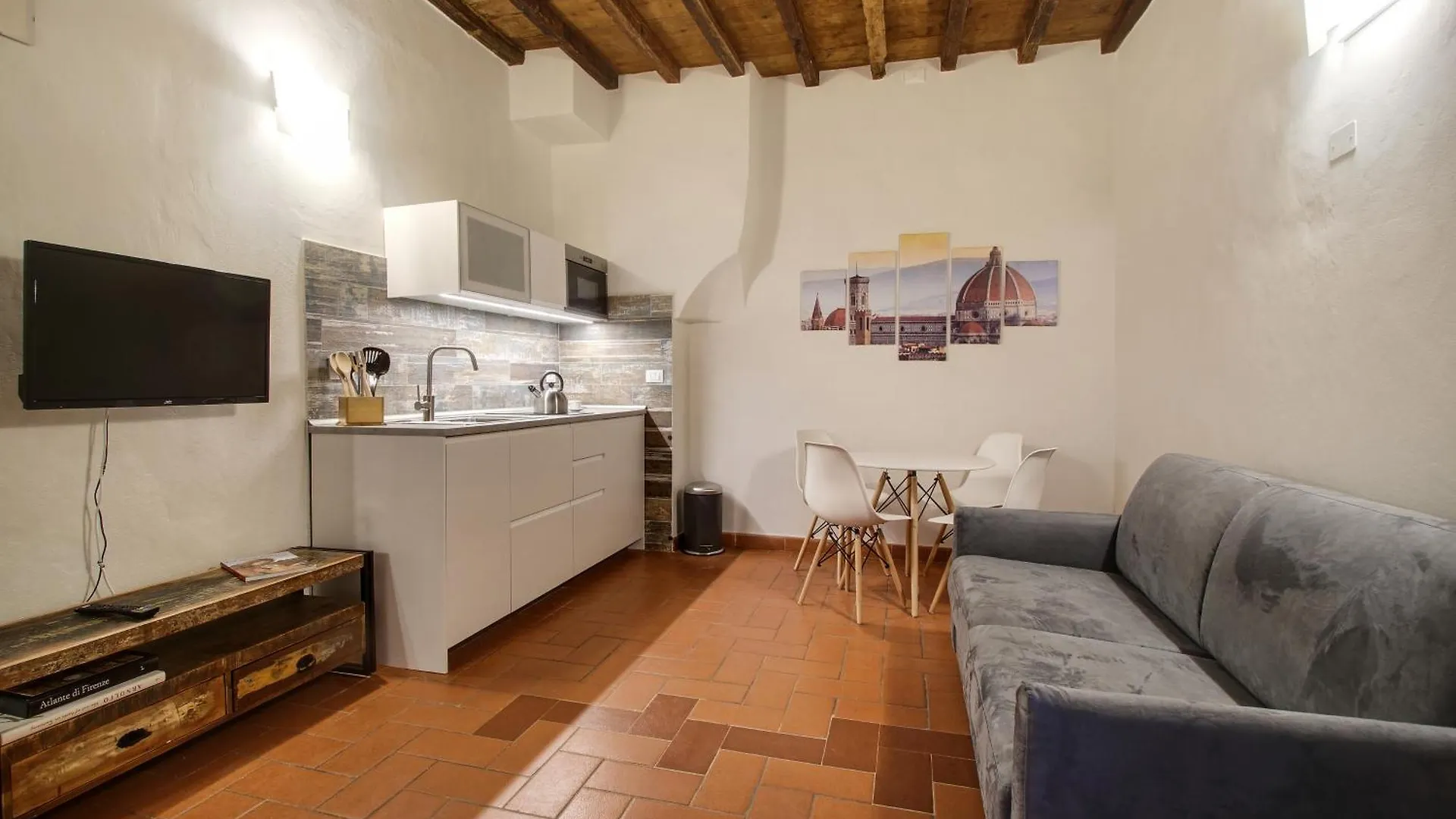 Pilastri Apartment Near Santa Croce Florence